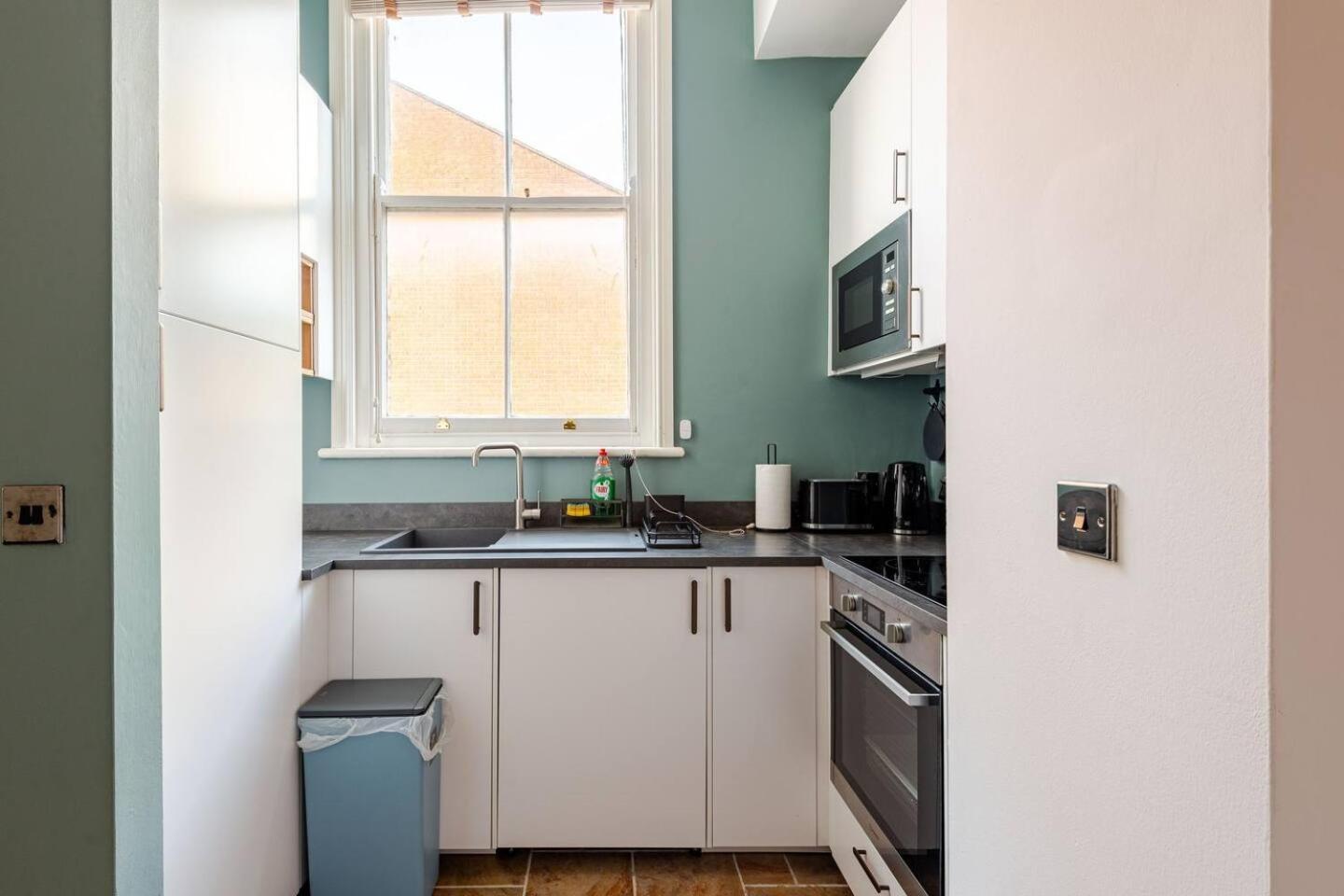 Stylish Flat In Central Location With Free Parking Swindon Exterior photo
